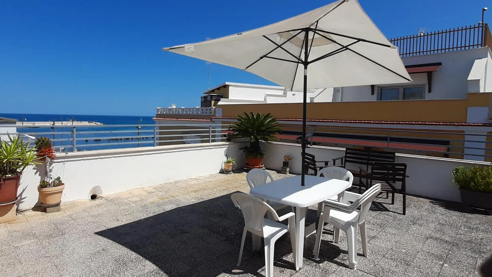 Eden House Apartment Bari 0*,  Italy